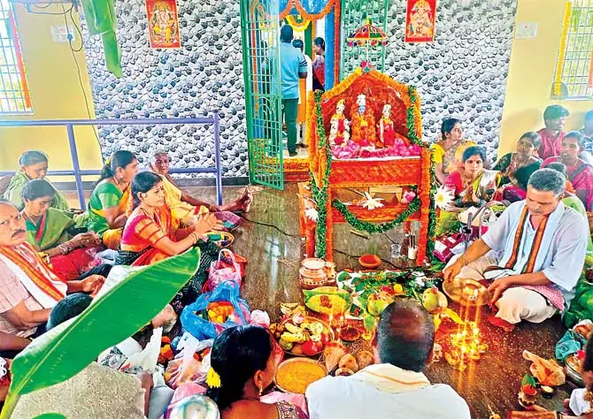 Odisha: राम मंदिर और अन्य स्थानों के विभिन्न सड़कों पर स्थित मंदिरों में भक्तों की भीड़ उमड़ी Odisha: राम मंदिर और अन्य स्थानों के विभिन्न सड़कों पर स्थित मंदिरों में भक्तों की भीड़ उमड़ी