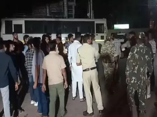 बच्ची की संदिग्ध परिस्थितियों में मौत से फैली सनसनी, देर रात बिगड़ा माहौल बच्ची की संदिग्ध परिस्थितियों में मौत से फैली सनसनी, देर रात बिगड़ा माहौल