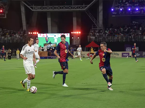 रियल मैड्रिड ने भारत में ऐतिहासिक लीजेंड्स फेसऑफ में FC Barcelona को 2-0 से हराया रियल मैड्रिड ने भारत में ऐतिहासिक लीजेंड्स फेसऑफ में FC Barcelona को 2-0 से हराया