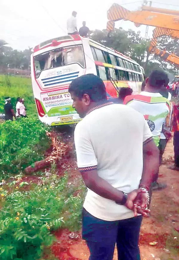 Odisha: बांग्लादेशी तीर्थयात्रियों की बस पलटी Odisha: बांग्लादेशी तीर्थयात्रियों की बस पलटी