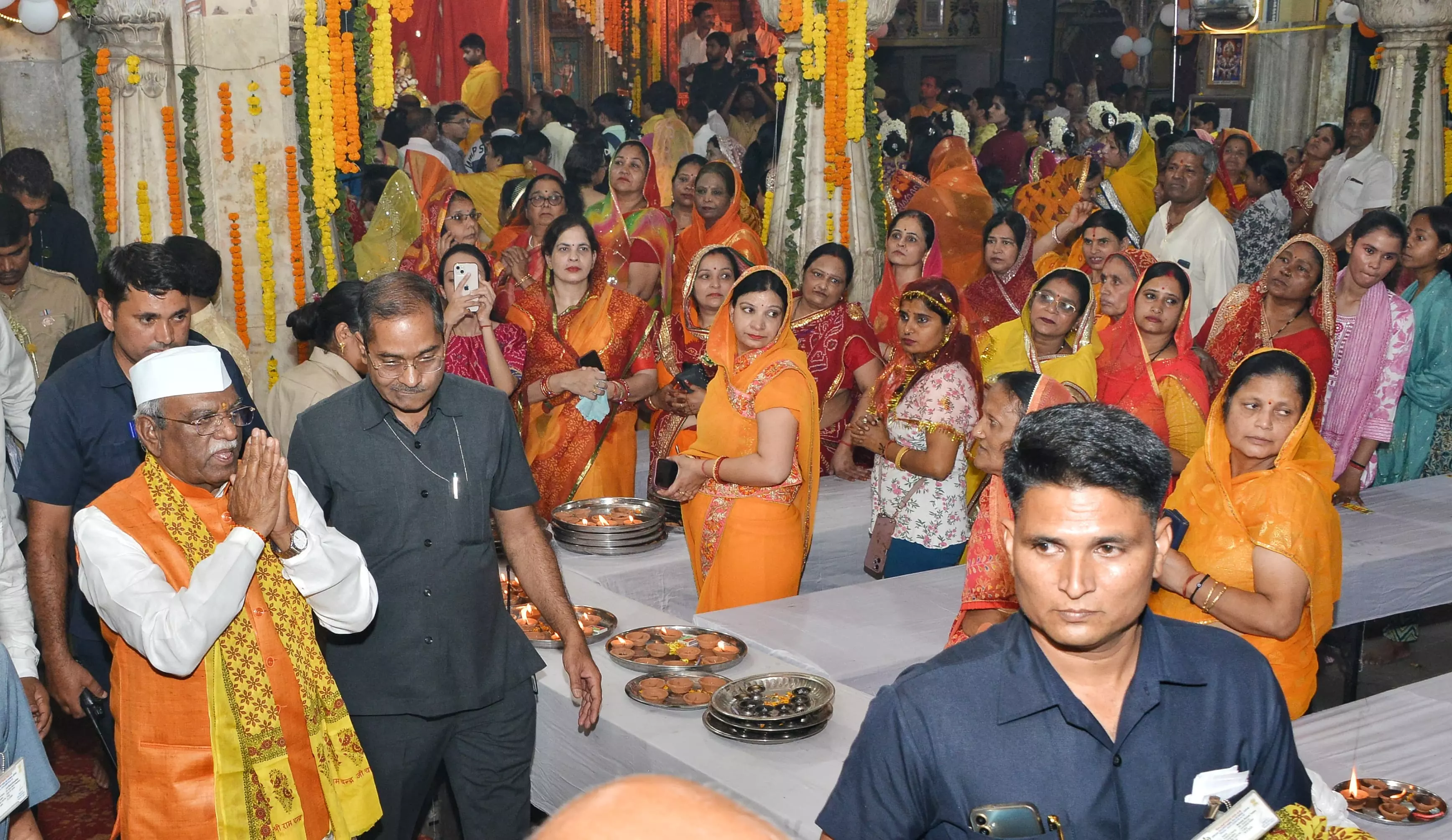 Jaipur: राज्यपाल ने प्राचीन ठिकाना मंदिर रामचंद्रजी पहुंचकर महा आरती में भाग लिया Jaipur: राज्यपाल ने प्राचीन ठिकाना मंदिर रामचंद्रजी पहुंचकर महा आरती में भाग लिया