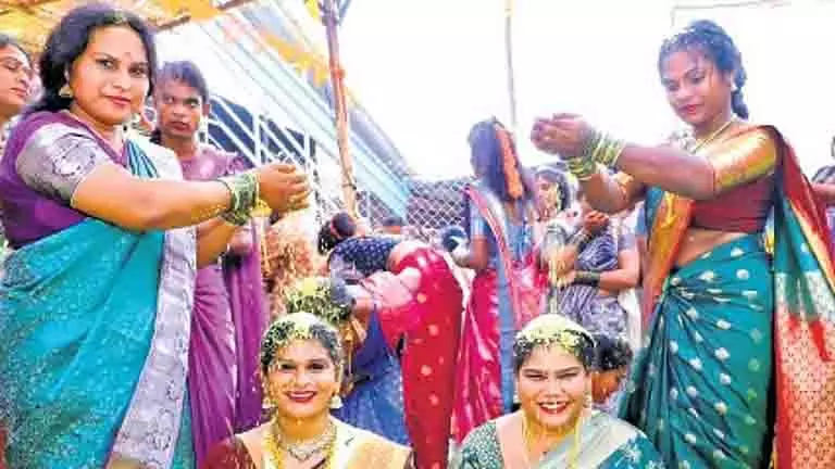 Telangana के श्री राजराजेश्वर मंदिर में प्राचीन रीति-रिवाज से ट्रांसजेंडर भक्तों ने शिव से विवाह किया Telangana के श्री राजराजेश्वर मंदिर में प्राचीन रीति-रिवाज से ट्रांसजेंडर भक्तों ने शिव से विवाह किया