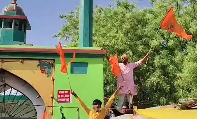 UP: हिंदू संगठन भगवा झंडे लेकर मस्जिद में चढ़ गए और नारे लगाने लगे UP: हिंदू संगठन भगवा झंडे लेकर मस्जिद में चढ़ गए और नारे लगाने लगे