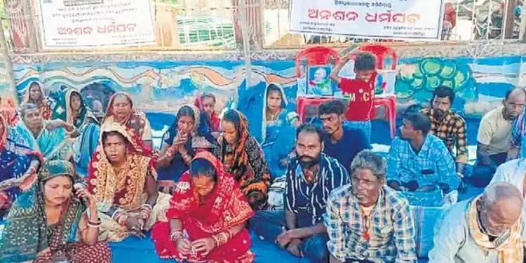 40 सतभाया परिवार पुनर्वास की मांग को लेकर धरना पर बैठे 40 सतभाया परिवार पुनर्वास की मांग को लेकर धरना पर बैठे