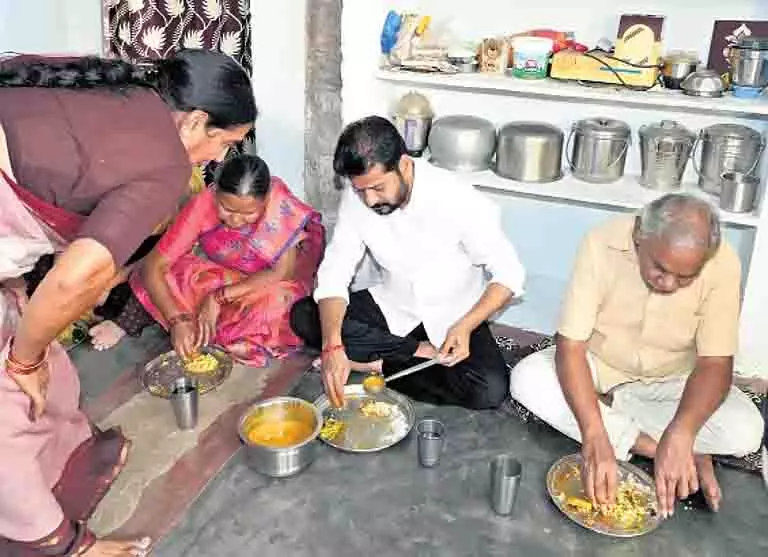 Telangana के मुख्यमंत्री ने ‘सन्ना बिय्यम’ योजना के लाभार्थी के साथ भोजन किया Telangana के मुख्यमंत्री ने ‘सन्ना बिय्यम’ योजना के लाभार्थी के साथ भोजन किया