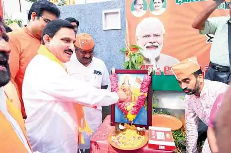 BJP के स्थापना दिवस समारोह में प्रधानमंत्री मोदी के नेतृत्व की सराहना की BJP के स्थापना दिवस समारोह में प्रधानमंत्री मोदी के नेतृत्व की सराहना की