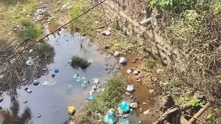 GOA: नदी-नाले में नागरिकों के गैर-जिम्मेदाराना अपशिष्ट निपटान से चिंता बढ़ी GOA: नदी-नाले में नागरिकों के गैर-जिम्मेदाराना अपशिष्ट निपटान से चिंता बढ़ी