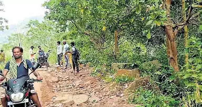 Andhra: आदिवासी क्षेत्रों में बेहतर सड़क कनेक्टिविटी के लिए आदिवी थल्ली बाता पहल Andhra: आदिवासी क्षेत्रों में बेहतर सड़क कनेक्टिविटी के लिए आदिवी थल्ली बाता पहल