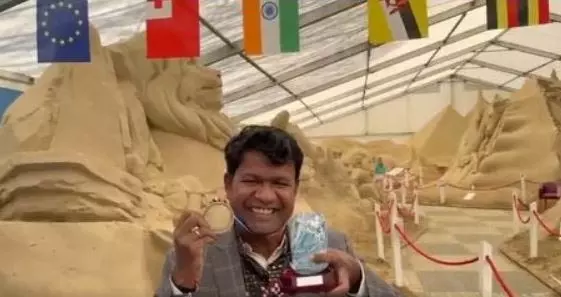 सुदर्शन पटनायक को ब्रिटिश रेत कला पुरस्कार, मुख्यमंत्री ने दी बधाई सुदर्शन पटनायक को ब्रिटिश रेत कला पुरस्कार, मुख्यमंत्री ने दी बधाई
