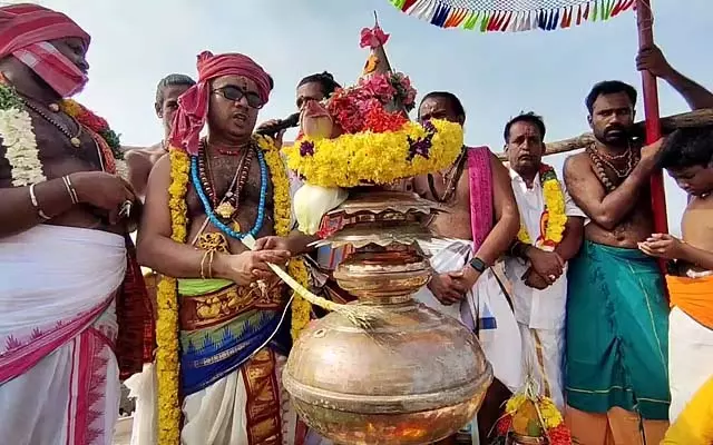 एरुम्बेश्वर मंदिर कुंभाभिषेकम: भारी भीड़ ने लिया हिस्सा एरुम्बेश्वर मंदिर कुंभाभिषेकम: भारी भीड़ ने लिया हिस्सा