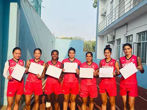 विकास और शांति के लिए अंतर्राष्ट्रीय खेल दिवस पर Indian Hockey सितारों ने संघर्ष क्षेत्रों में बच्चों के साथ एकजुटता दिखाई विकास और शांति के लिए अंतर्राष्ट्रीय खेल दिवस पर Indian Hockey सितारों ने संघर्ष क्षेत्रों में बच्चों के साथ एकजुटता दिखाई