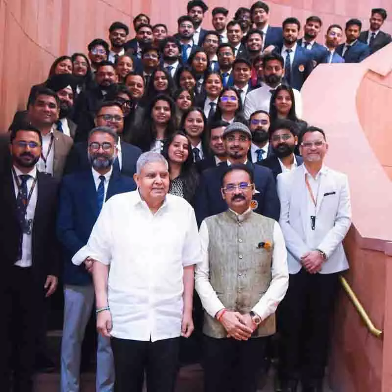 LPU के विद्यार्थियों और पूर्व विद्यार्थियों ने संसद का दौरा किया, शीर्ष नेताओं से मुलाकात की LPU के विद्यार्थियों और पूर्व विद्यार्थियों ने संसद का दौरा किया, शीर्ष नेताओं से मुलाकात की