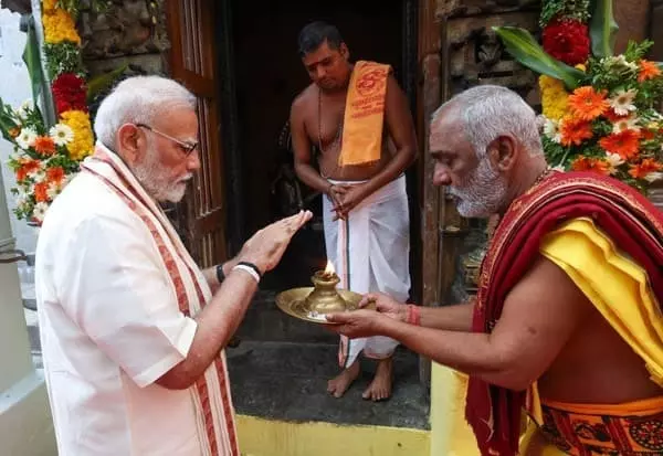 प्रधानमंत्री मोदी ने रामेश्वरम के रामनाथस्वामी मंदिर में पूजा-अर्चना की प्रधानमंत्री मोदी ने रामेश्वरम के रामनाथस्वामी मंदिर में पूजा-अर्चना की