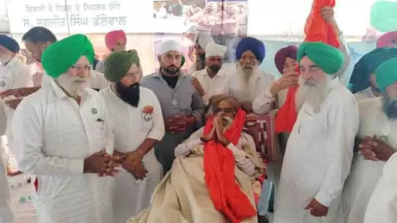 Dallewal ने 131 दिन का अनशन समाप्त किया, मजबूत लड़ाई लड़ने का संकल्प लिया Dallewal ने 131 दिन का अनशन समाप्त किया, मजबूत लड़ाई लड़ने का संकल्प लिया