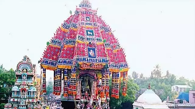 श्रद्धालुओं का सैलाब लेकर पहुंचा रथ: बड़ी संख्या में लोगों ने लिया हिस्सा श्रद्धालुओं का सैलाब लेकर पहुंचा रथ: बड़ी संख्या में लोगों ने लिया हिस्सा