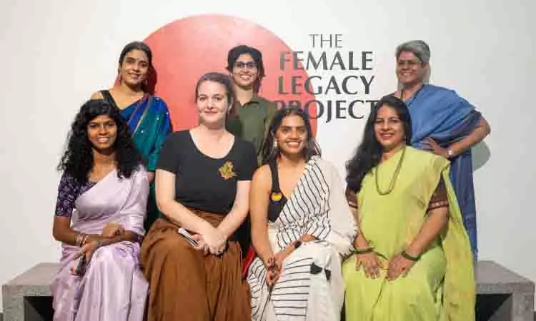 Tamil महिला कलाकारों, नर्तकी नटराज, सीतालक्ष्मी और उषा रानी का सम्मान करता Tamil महिला कलाकारों, नर्तकी नटराज, सीतालक्ष्मी और उषा रानी का सम्मान करता