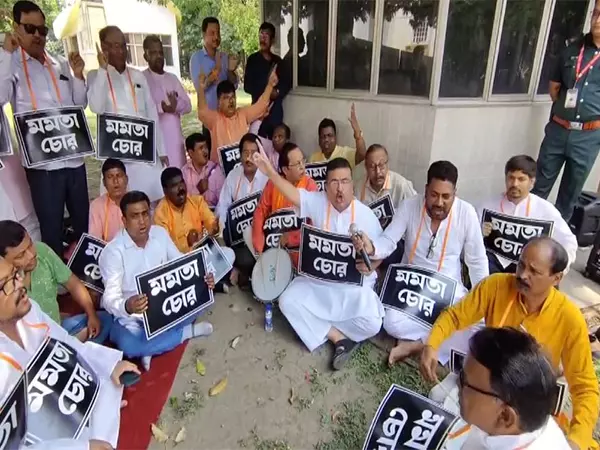 LOP सुवेंदु अधिकारी और भाजपा विधायकों ने राज्य सरकार के खिलाफ प्रदर्शन किया, ममता बनर्जी के इस्तीफे की मांग की LOP सुवेंदु अधिकारी और भाजपा विधायकों ने राज्य सरकार के खिलाफ प्रदर्शन किया, ममता बनर्जी के इस्तीफे की मांग की