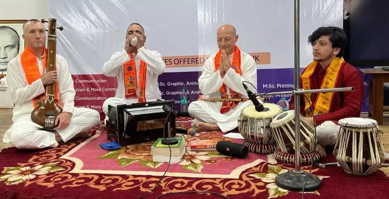 KU में अंतरराष्ट्रीय कलाकारों ने बंगाली भजन और गायत्री मंत्र की प्रस्तुति दी KU में अंतरराष्ट्रीय कलाकारों ने बंगाली भजन और गायत्री मंत्र की प्रस्तुति दी