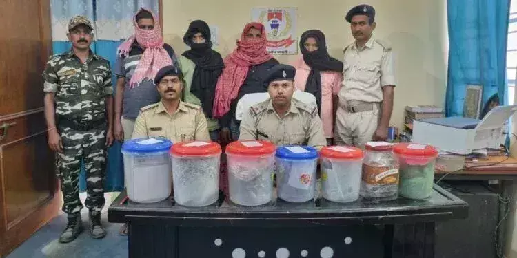 Ranchi: भारी मात्रा में गांजा बरामद, चार तस्कर गिरफ्तार Ranchi: भारी मात्रा में गांजा बरामद, चार तस्कर गिरफ्तार