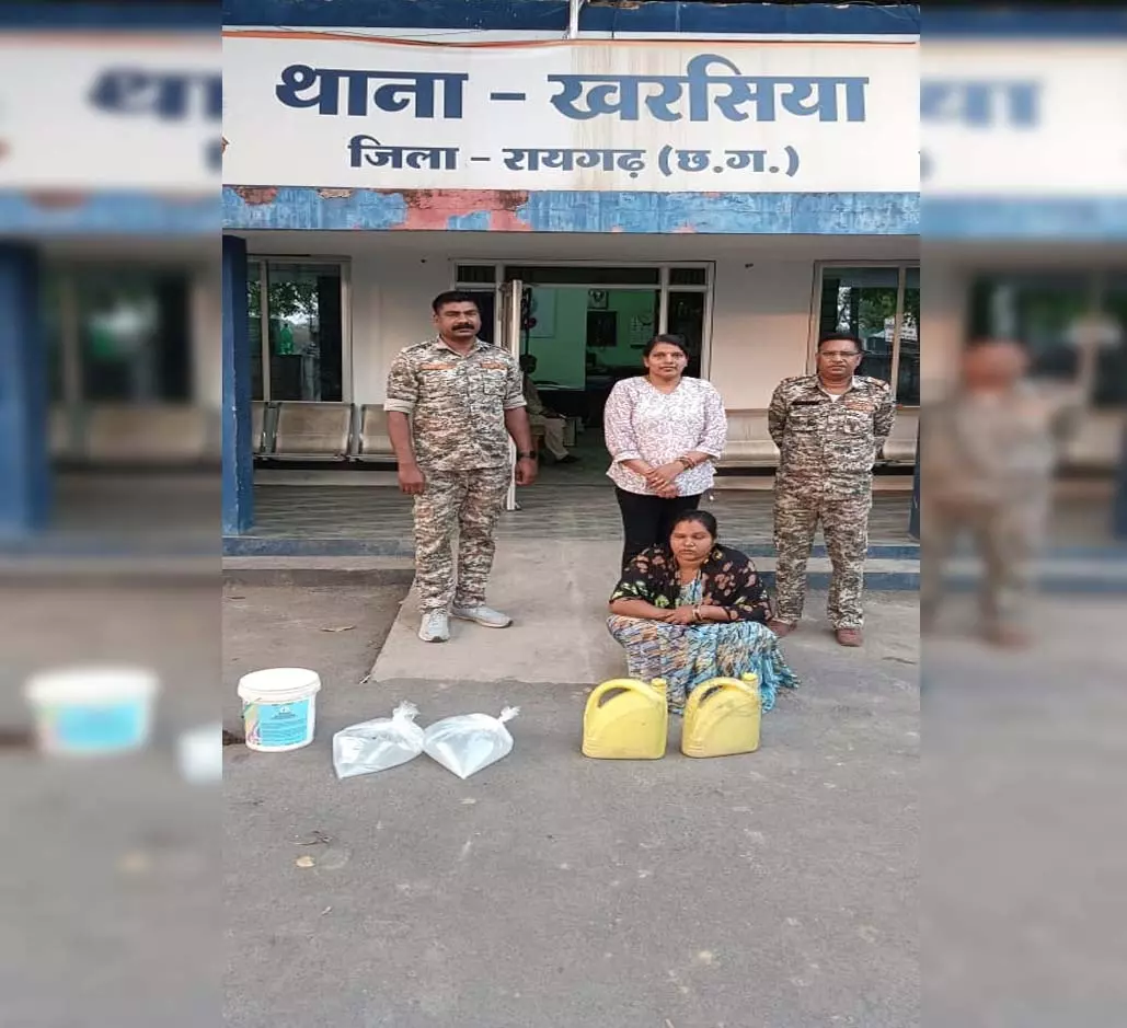 CG: 20 लीटर महुआ शराब के साथ महिला गिरफ्तार CG: 20 लीटर महुआ शराब के साथ महिला गिरफ्तार
