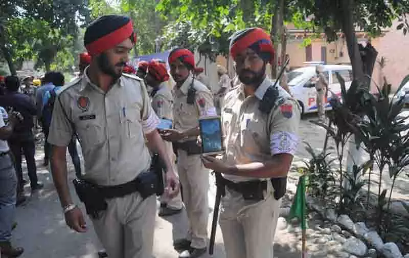 गैंगस्टर हैप्पी पासिया ने Gurdaspur में पुलिस स्टेशन पर रॉकेट लॉन्चर हमले की जिम्मेदारी ली गैंगस्टर हैप्पी पासिया ने Gurdaspur में पुलिस स्टेशन पर रॉकेट लॉन्चर हमले की जिम्मेदारी ली