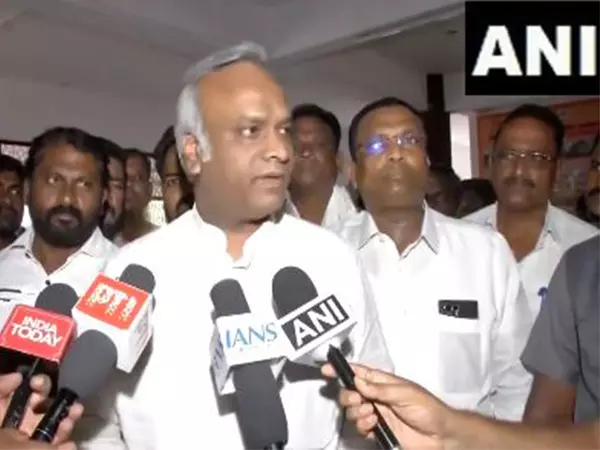 Karnataka राज्य मंत्री प्रियांक खड़गे ने वक्फ विधेयक पारित होने पर केंद्र सरकार की आलोचना की Karnataka राज्य मंत्री प्रियांक खड़गे ने वक्फ विधेयक पारित होने पर केंद्र सरकार की आलोचना की