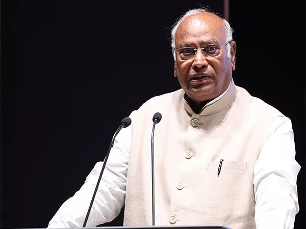 दवाई, इलाज पर महंगाई की भाजपाई गोली: Congress ने स्वास्थ्य देखभाल को लेकर केंद्र पर किया हमला दवाई, इलाज पर महंगाई की भाजपाई गोली: Congress ने स्वास्थ्य देखभाल को लेकर केंद्र पर किया हमला
