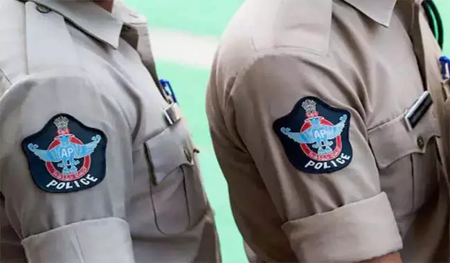 Andhra: क्वार्ट्ज अवैध स्थानांतरण मामला तीन और लोगों को नोटिस Andhra: क्वार्ट्ज अवैध स्थानांतरण मामला तीन और लोगों को नोटिस