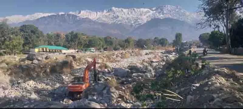 अंधाधुंध खनन के कारण Manjhi Khad पर पारिस्थितिकीय खतरा अंधाधुंध खनन के कारण Manjhi Khad पर पारिस्थितिकीय खतरा