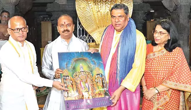 Andhra: मुख्य न्यायाधीश ने एक साधारण भक्त की तरह भगवान के दर्शन किये Andhra: मुख्य न्यायाधीश ने एक साधारण भक्त की तरह भगवान के दर्शन किये