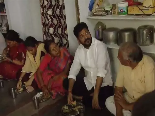 CM रेवंत रेड्डी ने चावल योजना के लाभार्थी के साथ दोपहर का भोजन साझा किया CM रेवंत रेड्डी ने चावल योजना के लाभार्थी के साथ दोपहर का भोजन साझा किया