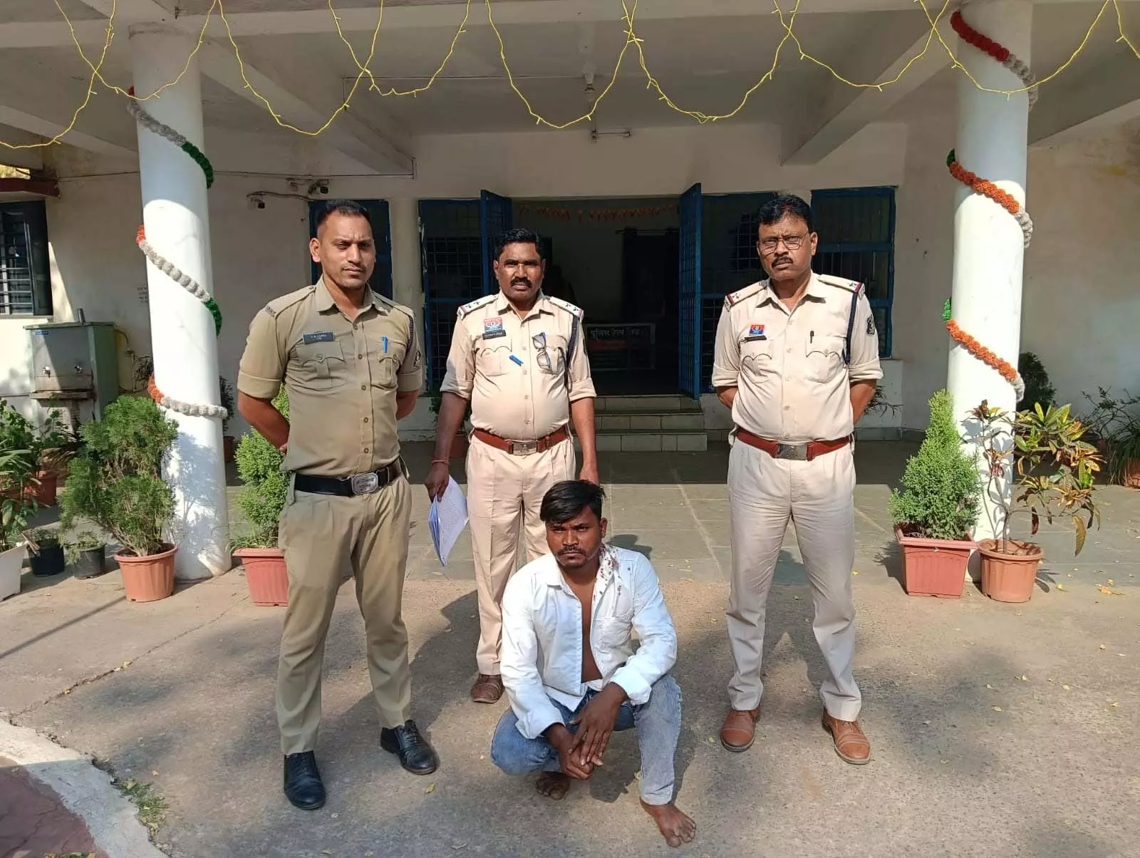 CG: युवती से दुष्कर्म मामले में 24 घंटे के अंदर आरोपी पंहुचा जेल CG: युवती से दुष्कर्म मामले में 24 घंटे के अंदर आरोपी पंहुचा जेल