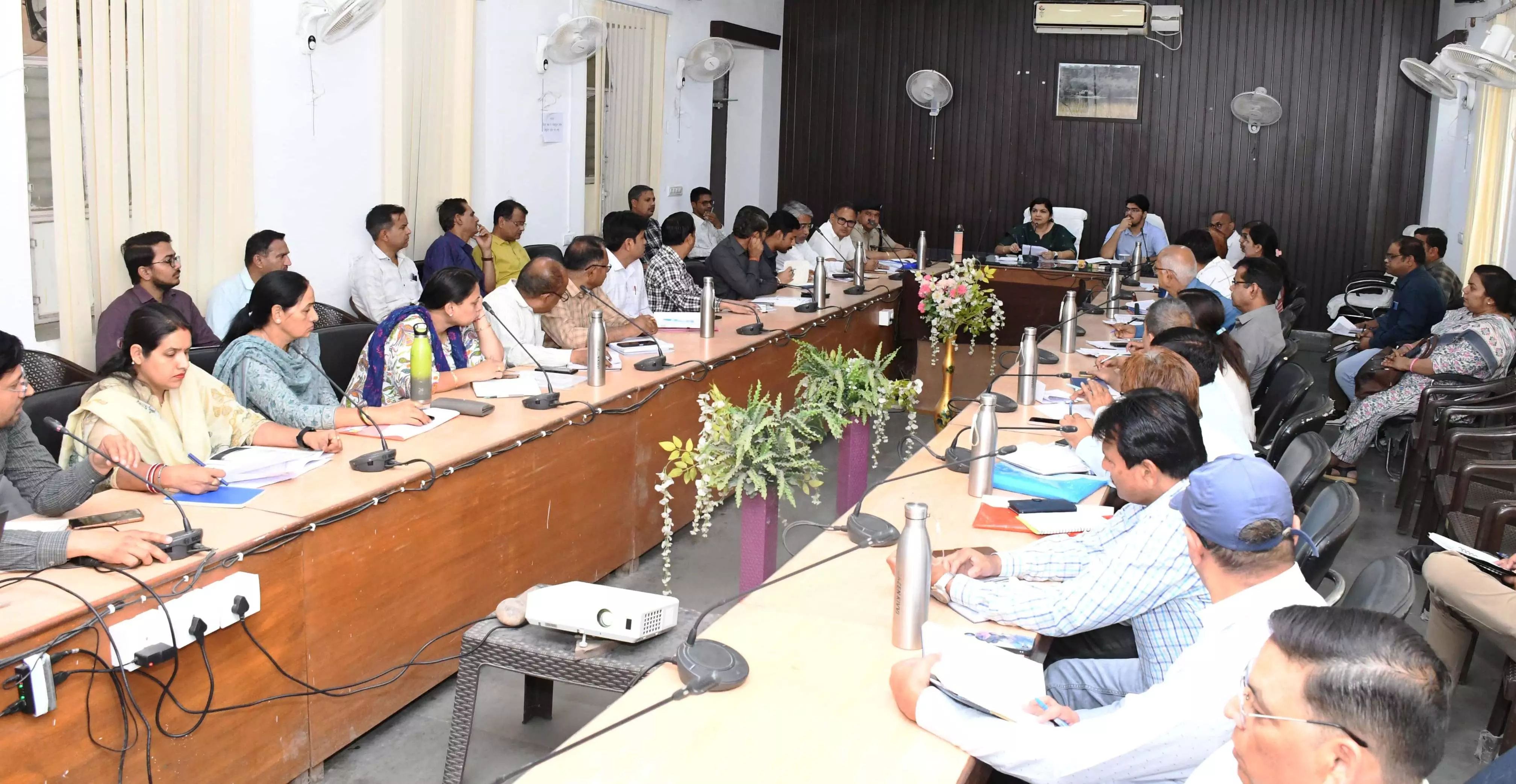 Madhopur: जिला कलेक्टर आवश्यक सेवाओं की साप्ताहिक समीक्षा बैठक आयोजित Madhopur: जिला कलेक्टर आवश्यक सेवाओं की साप्ताहिक समीक्षा बैठक आयोजित