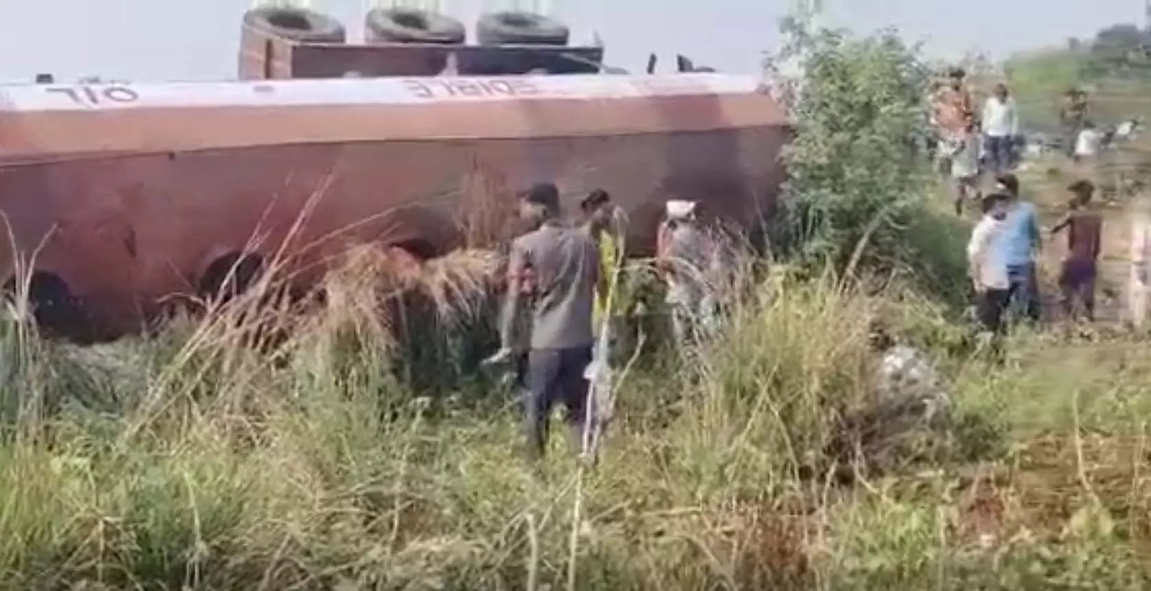 पलटा सरसों तेल लदा टैंकर, आसपास के गांवों से लोग बाल्टी, डिब्बे और बोतलें लेकर पहुंचे पलटा सरसों तेल लदा टैंकर, आसपास के गांवों से लोग बाल्टी, डिब्बे और बोतलें लेकर पहुंचे