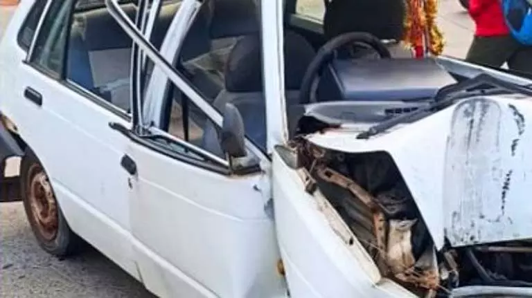 Mandrem के पास कार दुर्घटना में पांच लोग घायल, एक की हालत गंभीर Mandrem के पास कार दुर्घटना में पांच लोग घायल, एक की हालत गंभीर