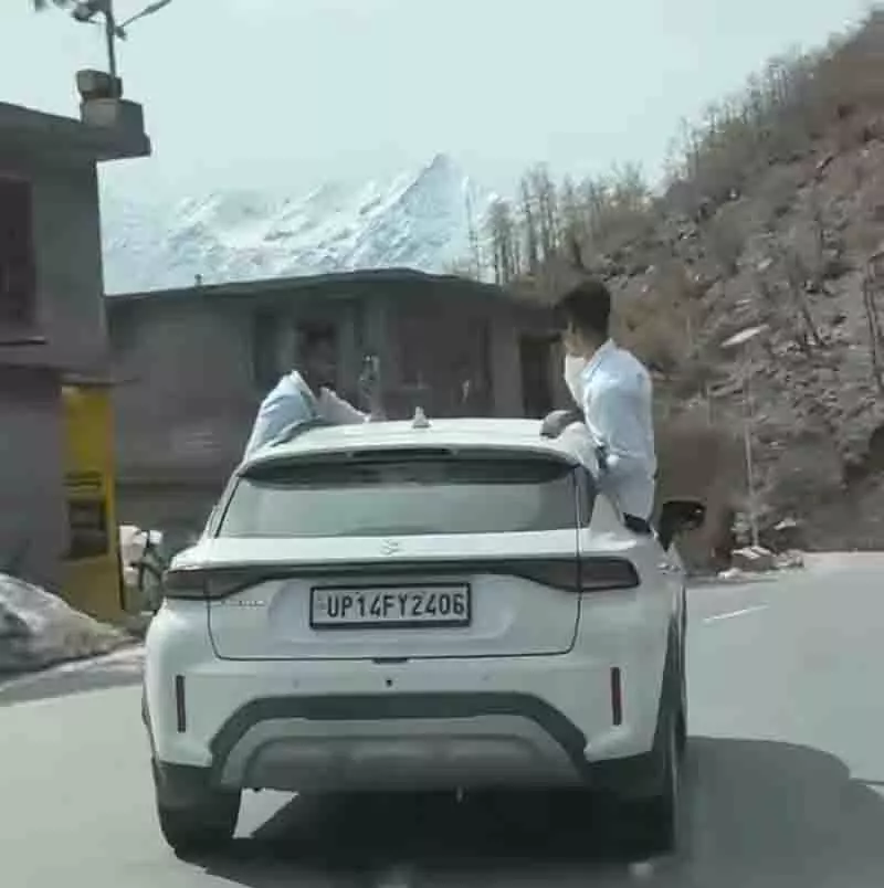 Lahaul घाटी में लापरवाह व्यवहार के लिए पर्यटकों पर 2,500 रुपये का जुर्माना लगाया गया Lahaul घाटी में लापरवाह व्यवहार के लिए पर्यटकों पर 2,500 रुपये का जुर्माना लगाया गया