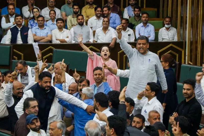 वक्फ अधिनियम के विरोध में J-K विधानसभा दिनभर के लिए स्थगित वक्फ अधिनियम के विरोध में J-K विधानसभा दिनभर के लिए स्थगित