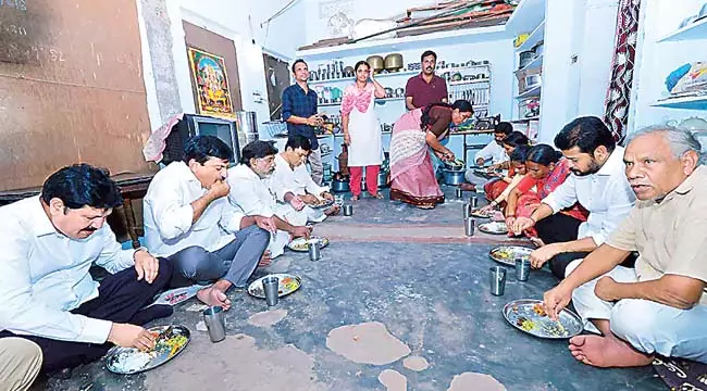 Telangana: मुख्यमंत्री ने आम आदमी के घर में फर्श पर बैठकर सामूहिक भोजन किया Telangana: मुख्यमंत्री ने आम आदमी के घर में फर्श पर बैठकर सामूहिक भोजन किया
