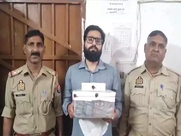 बांके बिहारी मंदिर को दान किए गए पैसे चोरी करने के आरोप में बैंक कर्मचारी गिरफ्तार बांके बिहारी मंदिर को दान किए गए पैसे चोरी करने के आरोप में बैंक कर्मचारी गिरफ्तार