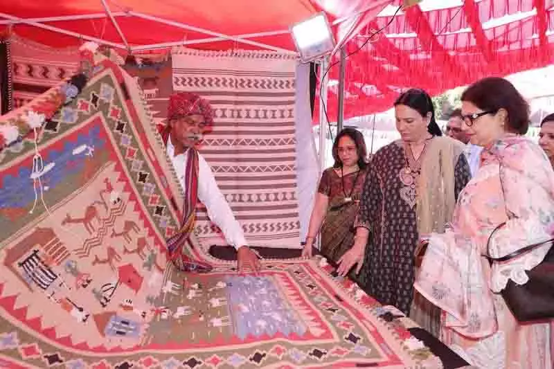 Rajeshwari कला महोत्सव में छात्रों ने कला रूपों की जानकारी प्राप्त की Rajeshwari कला महोत्सव में छात्रों ने कला रूपों की जानकारी प्राप्त की
