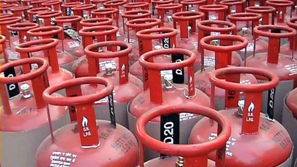 LPG की कीमतों में 50 रुपये की बढ़ोतरी, पेट्रोल और डीजल पर उत्पाद शुल्क बढ़ाया गया LPG की कीमतों में 50 रुपये की बढ़ोतरी, पेट्रोल और डीजल पर उत्पाद शुल्क बढ़ाया गया