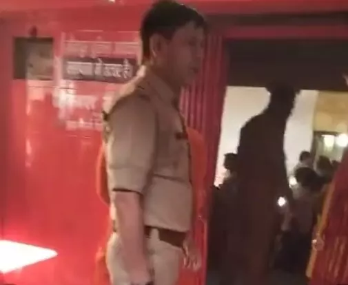 Jaunpur: मंदिर में जूते पहनकर गए चौकी इंचार्ज, SP सिटी ने दिए जांच के निर्देश Jaunpur: मंदिर में जूते पहनकर गए चौकी इंचार्ज, SP सिटी ने दिए जांच के निर्देश