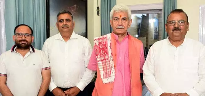 विधायक सीपी गंगा, डिप्टी CM UP ने एलजी से मुलाकात की विधायक सीपी गंगा, डिप्टी CM UP ने एलजी से मुलाकात की