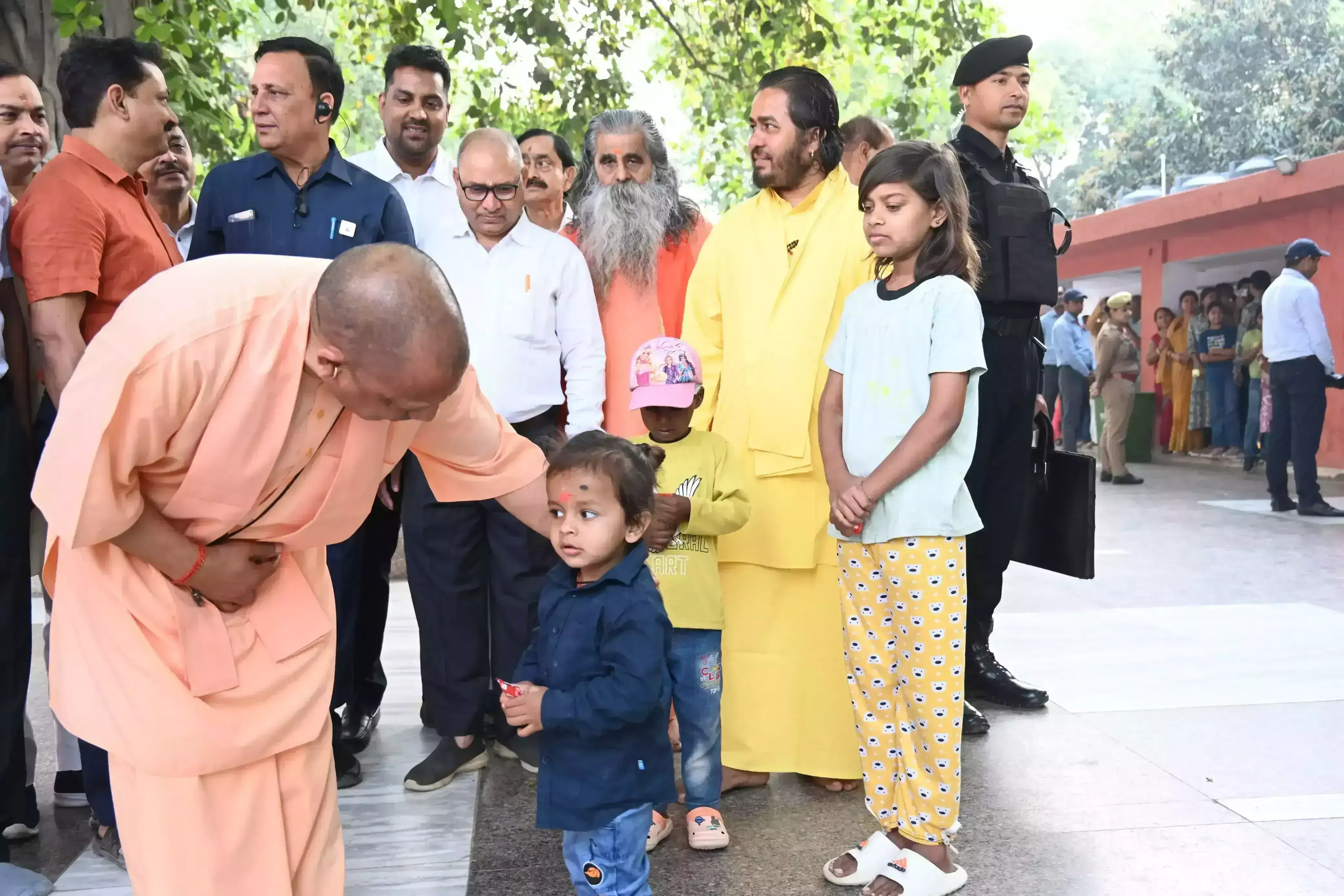 Gorakhpur: मुख्यमंत्री योगी आदित्यनाथ ने जनता दर्शन में 300 लोगों की समस्याएं सुनीं Gorakhpur: मुख्यमंत्री योगी आदित्यनाथ ने जनता दर्शन में 300 लोगों की समस्याएं सुनीं