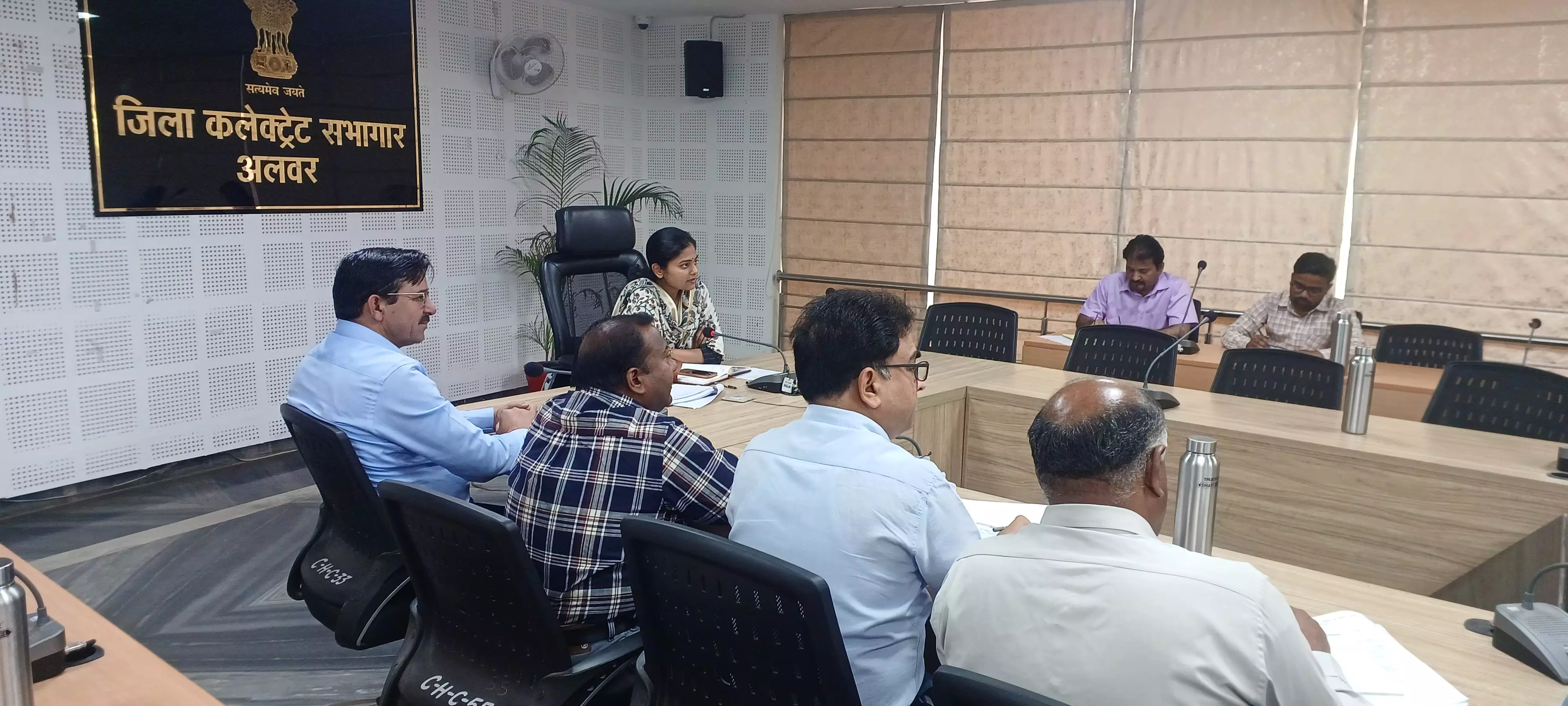 Alwar: जिला कलेक्टर ने ली पेयजल आपूर्ति व्यवस्था एवं जल जीवन मिशन की प्रगति की समीक्षा बैठक Alwar: जिला कलेक्टर ने ली पेयजल आपूर्ति व्यवस्था एवं जल जीवन मिशन की प्रगति की समीक्षा बैठक