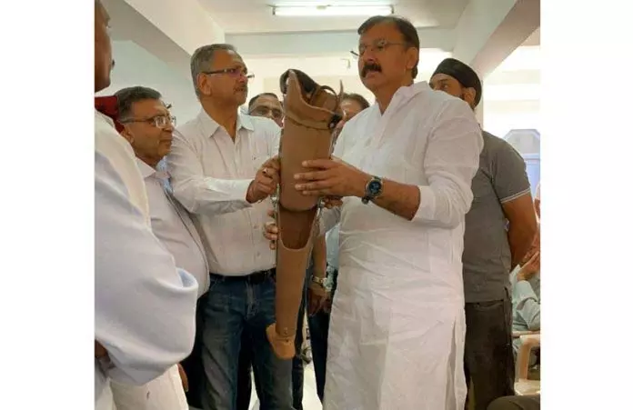 Arvind ने काली जननी में निःशुल्क कृत्रिम अंग एवं चिकित्सा शिविर का उद्घाटन किया Arvind ने काली जननी में निःशुल्क कृत्रिम अंग एवं चिकित्सा शिविर का उद्घाटन किया