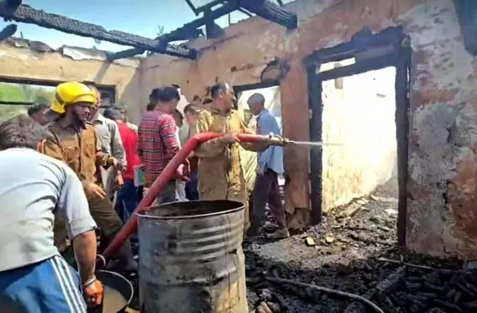 Jammu: आकस्मिक आग में 2 घर जलकर खाक Jammu: आकस्मिक आग में 2 घर जलकर खाक
