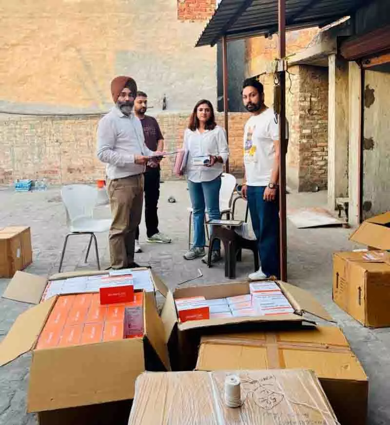 Amritsar: प्रीगैबलिन दवा जब्ती के एक दिन बाद मेडिकल स्टोर मालिक गिरफ्तार Amritsar: प्रीगैबलिन दवा जब्ती के एक दिन बाद मेडिकल स्टोर मालिक गिरफ्तार