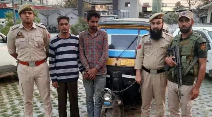 Jammu: चोरी का वाहन बरामद, 2 गिरफ्तार Jammu: चोरी का वाहन बरामद, 2 गिरफ्तार