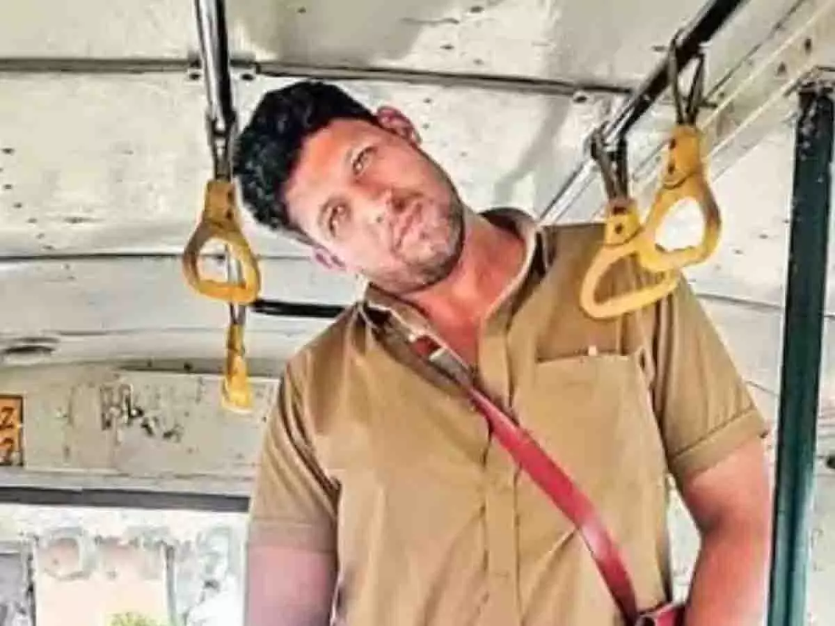 तेलंगाना ने 7 फीट लंबे RTC कंडक्टर के संघर्ष पर कार्रवाई की तेलंगाना ने 7 फीट लंबे RTC कंडक्टर के संघर्ष पर कार्रवाई की